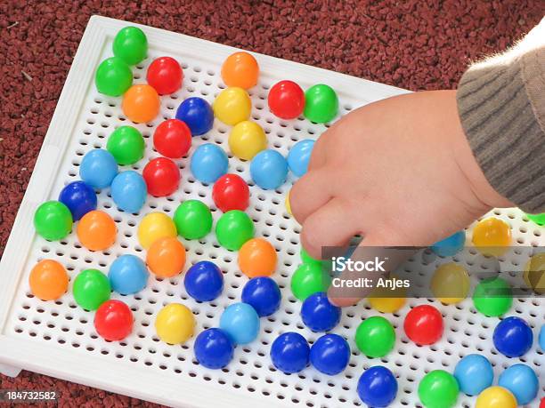 Spielende Kinderhand - zdjęcia stockowe i więcej obrazów 2-3 lata - 2-3 lata, Część, Fotografika