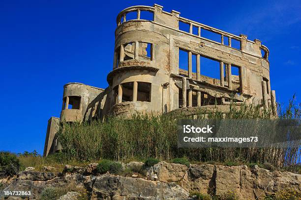 Viejo Abandonado Estructura Foto de stock y más banco de imágenes de Abandonado - Abandonado, Acantilado, Aire libre