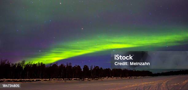 Northern Lights Over Snowscape Foto de stock y más banco de imágenes de Aire libre - Aire libre, Alaska - Estado de los EE. UU., Aurora boreal