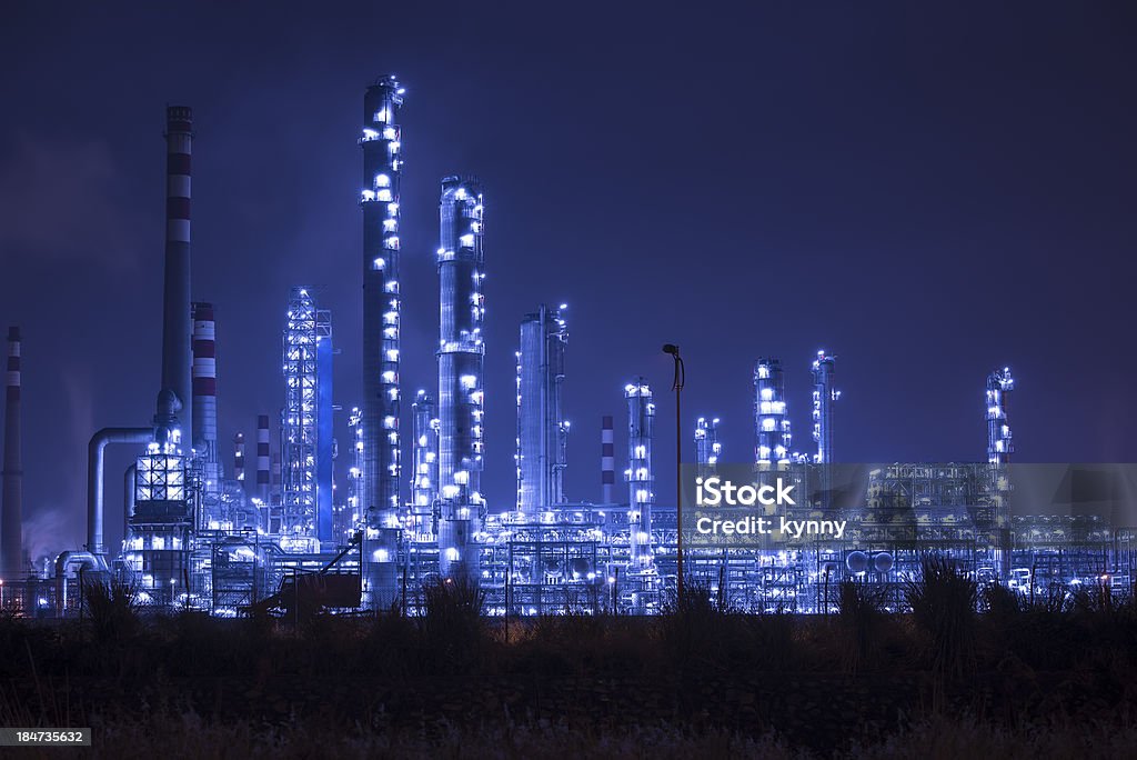 Zakład przemysłowy rafinerii z branży kotła w nocy - Zbiór zdjęć royalty-free (Bez ludzi)