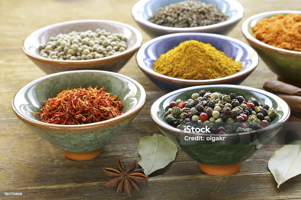 Vários tipos de condimentos em cerâmica bowls - Royalty-free Alimentação Saudável Foto de stock