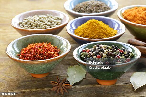 Vários Tipos De Condimentos Em Cerâmica Bowls - Fotografias de stock e mais imagens de Alimentação Saudável - Alimentação Saudável, Amarelo, Aniz estrelado