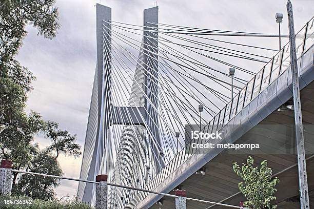 Pilar De Las Líneas Puente Foto de stock y más banco de imágenes de Aire libre - Aire libre, Calle, Columna arquitectónica