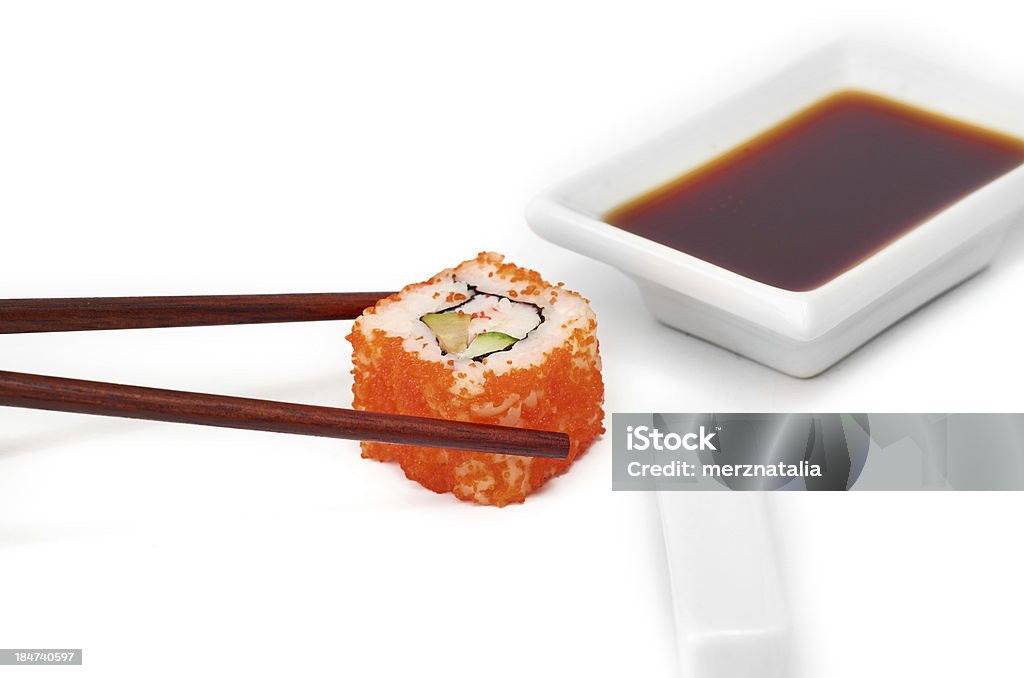 Суши с палочки для еды изолированные на белом фоне - Стоковые фото Авокадо роялти-фри