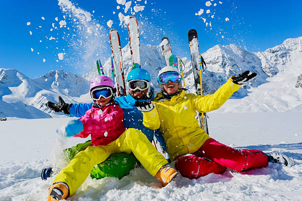 famiglia di sciatori godendo inverno - skiing family winter snow foto e immagini stock