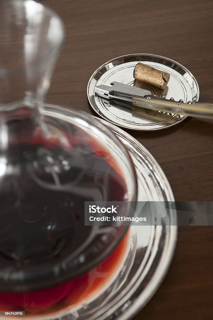 와인따개 및 레드 와인 디캔터 - 로열티 프리 갈색 스톡 사진