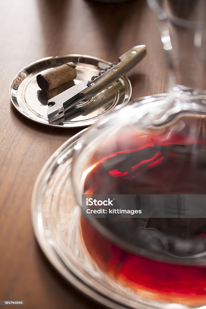 Korkenzieher und roten Wein im decanter - Lizenzfrei Ausrüstung und Geräte Stock-Foto