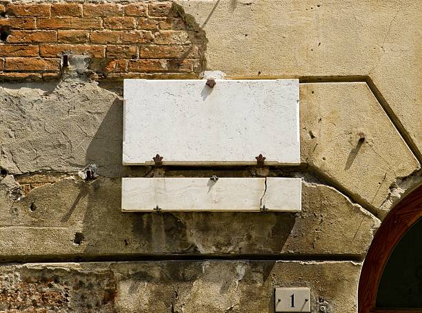 plaque en marbre blanc sur un mur de briques surface. - retro revival manual worker textured effect ideas photos et images de collection