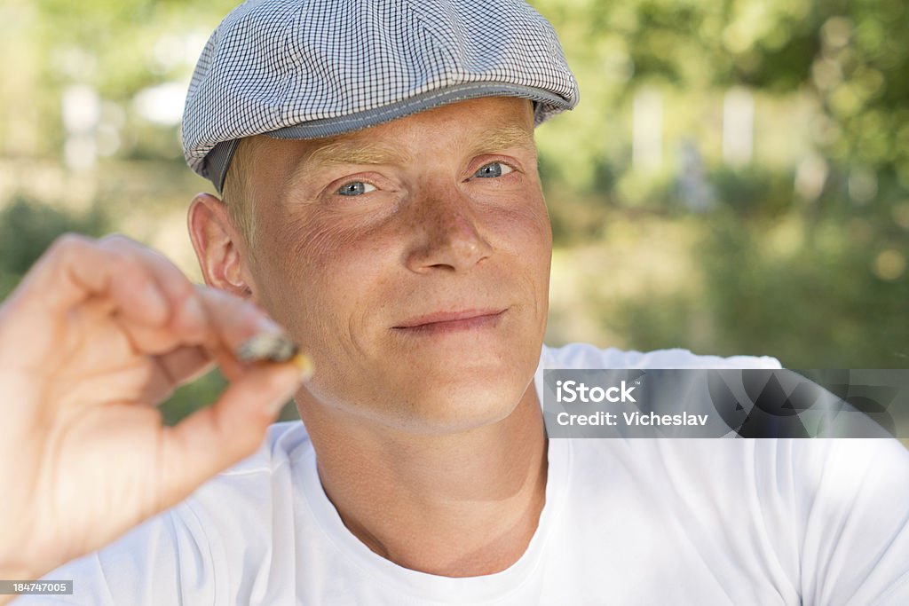 Middle âgées détente Caucasien homme fumeur en plein air - Photo de Aboutissement libre de droits