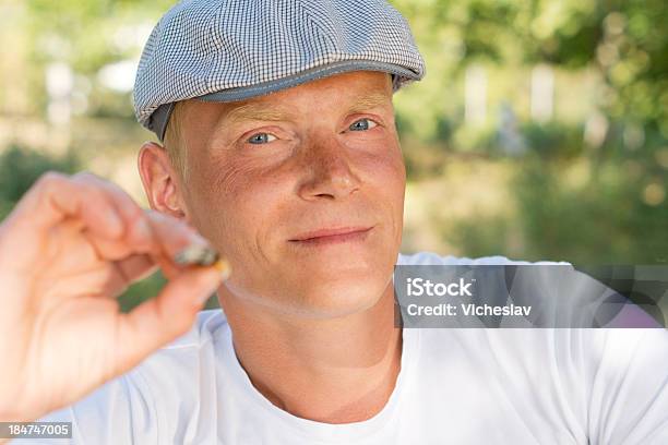 Photo libre de droit de Middle Âgées Détente Caucasien Homme Fumeur En Plein Air banque d'images et plus d'images libres de droit de Aboutissement