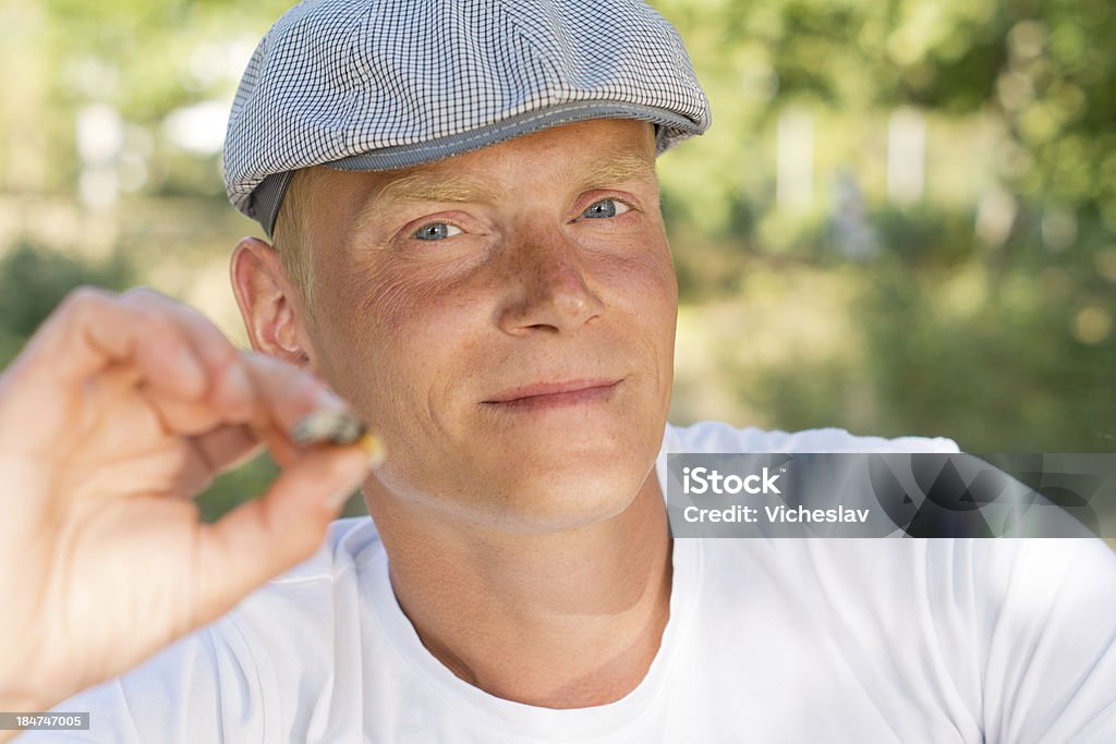 中年ゆったりした白人の男性喫煙屋外 - 1人のロイヤリティフリーストックフォト
