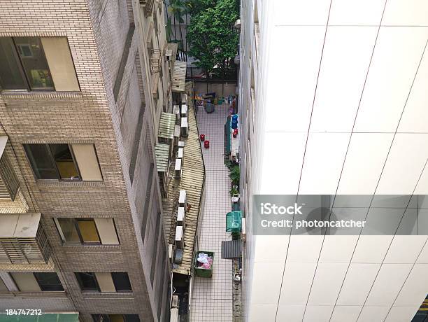 Foto de Vista Da Cidade Limitada Alley e mais fotos de stock de Aldeia - Aldeia, Amuado, Anti-higiênico