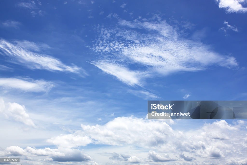 Céu azul com nuvem detalhe - Foto de stock de Aberto royalty-free