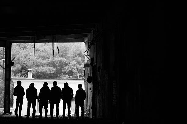 gangsters plein air - gangster photos et images de collection