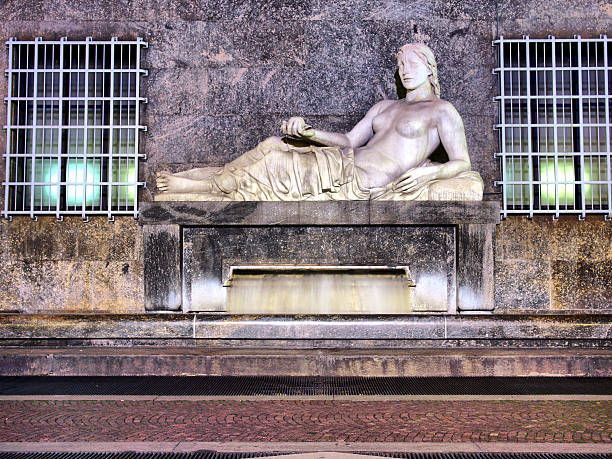Dora Statue, Turin