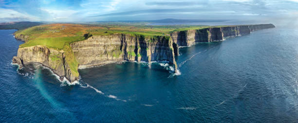 penhascos de moher aéreo panorâmico - republic of ireland cliffs of moher panoramic cliff - fotografias e filmes do acervo
