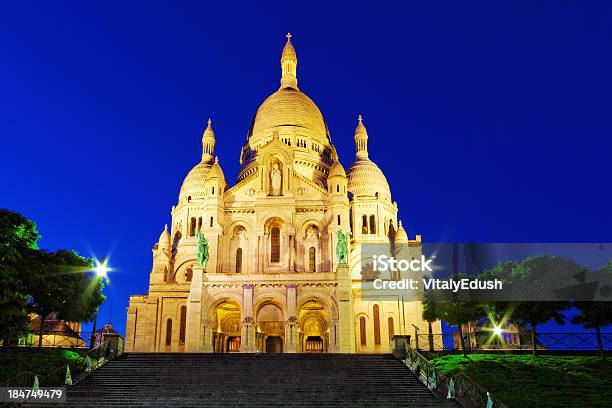 Basilica Del Sacro Cuore Di Montmartre Parigi Al Tramonto Collina - Fotografie stock e altre immagini di Architettura