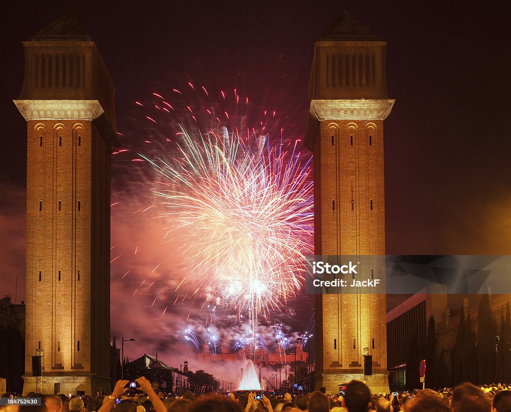 Spettacolo dei fuochi di artificio a notte.  Barcellona, Catalogna - Foto stock royalty-free di Fuochi d'artificio