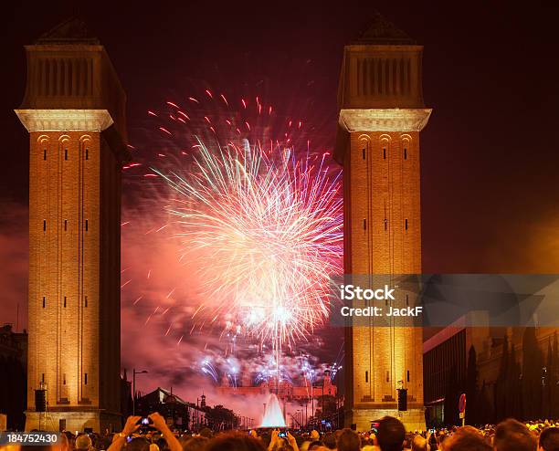 Spettacolo Dei Fuochi Di Artificio A Notte Barcellona Catalogna - Fotografie stock e altre immagini di Fuochi d'artificio