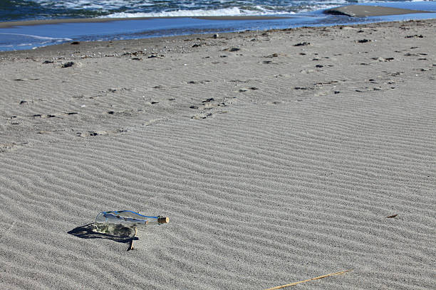 メッセージのビーチのボトル - message in a bottle beached bottle desert island ストックフォトと画像