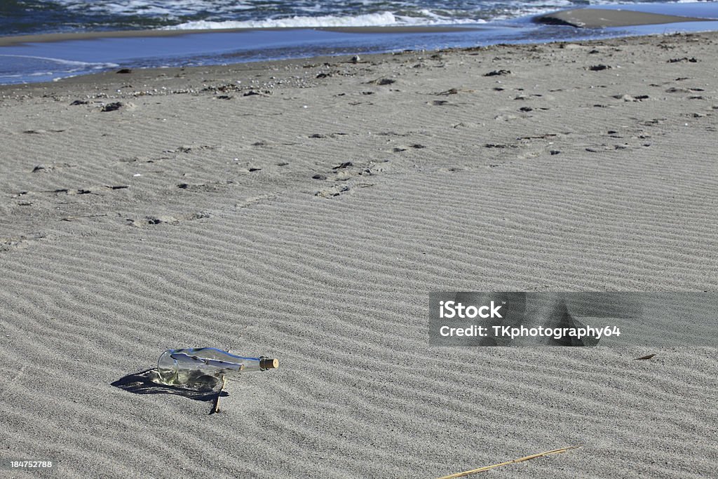 Mensagem em uma garrafa na praia - Foto de stock de Areia royalty-free