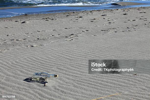 Послание В Бутылке На Пляже — стоковые фотографии и другие картинки SOS - английское слово - SOS - английское слово, Без людей, Береговая линия