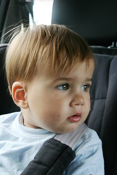 baby мальчик в автомобиле - kleiner junge стоковые фото и изображения
