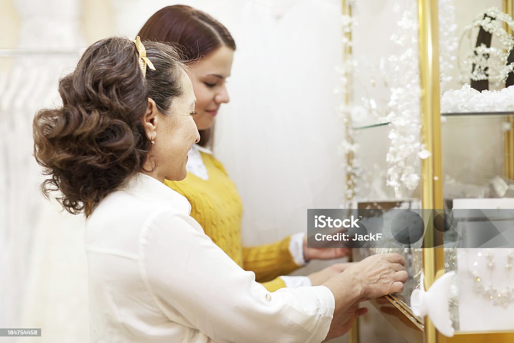 Deux femme choisit Nos accessoires de mariage - Photo de Bijou libre de droits