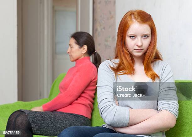 Mãe E Teen Menina Depois De Querela - Fotografias de stock e mais imagens de Adolescente - Adolescente, Brigar, Pais