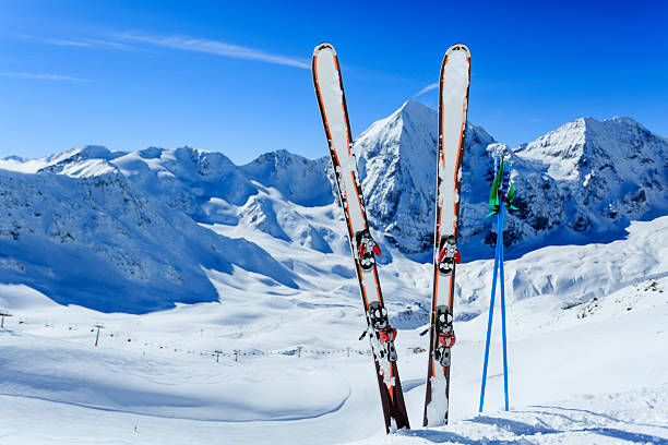 esqui, desporto de inverno, montanhas. - ski resort winter sport apres ski ski slope imagens e fotografias de stock