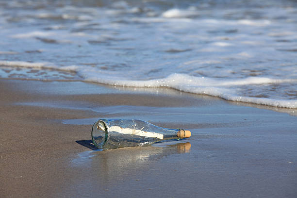 メッセージには、ビーチのボトル - message in a bottle beached bottle desert island ストックフォトと画像