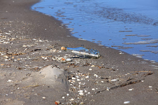 メッセージには、ビーチのボトル - message in a bottle beached bottle desert island ストックフォトと画像