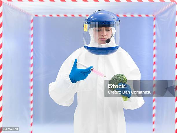 Persona In Tuta Protettiva Iniettare Un Verdura - Fotografie stock e altre immagini di Broccolo - Broccolo, Medico, Agricoltura