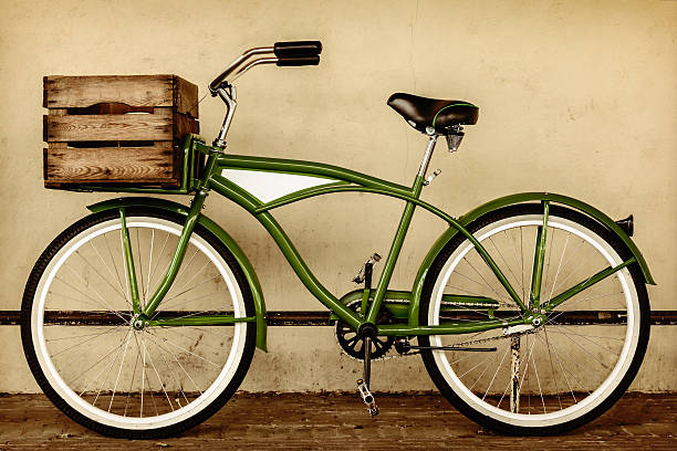 sepia obraz w stylu retro vintage rowerów - bicycle wall green single object zdjęcia i obrazy z banku zdjęć