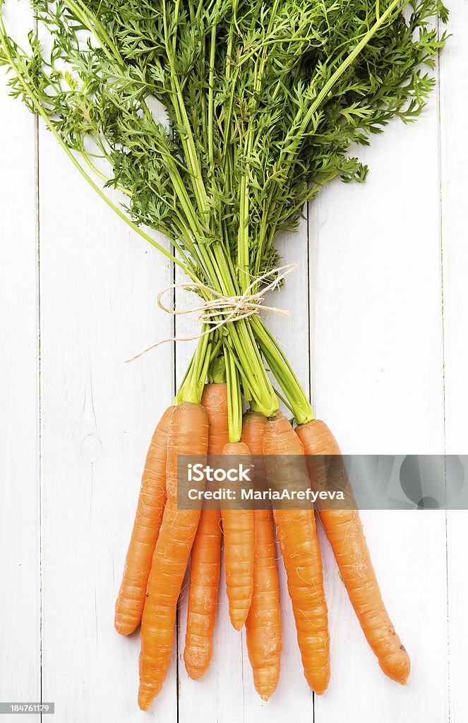 Молодые деревенский Морковь на белом доски - Стоковые фото Белый роялти-фри