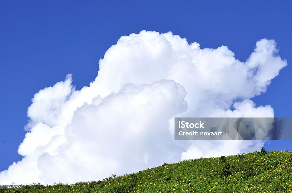 Green hill avec gros nuages blancs, fond. - Photo de Abstrait libre de droits