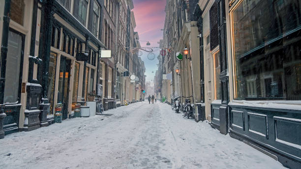夕暮れ時のオランダ・アムステルダムの雪に覆われた歓楽街 - sex district ストックフォトと画像