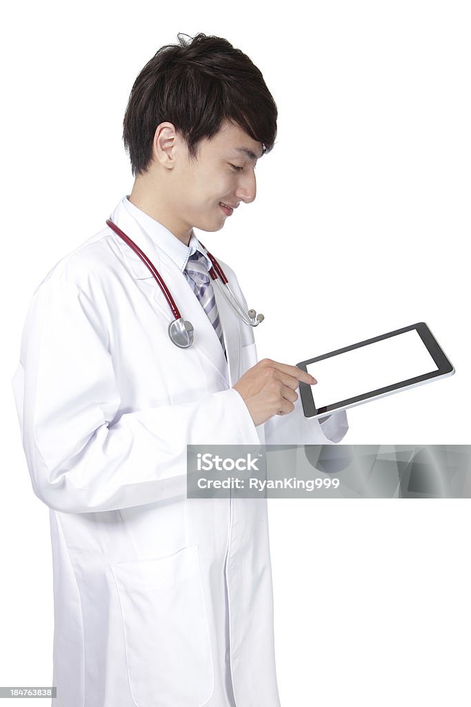 Médico com Estetoscópio mostrando em branco tablet pc - Royalty-free Adulto Foto de stock