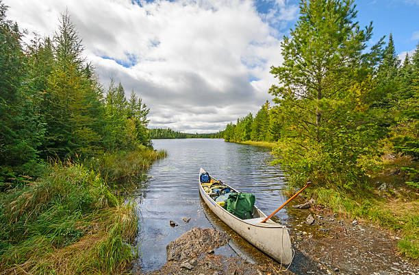 de salir en un lago silvestre - canoeing canoe minnesota lake fotografías e imágenes de stock