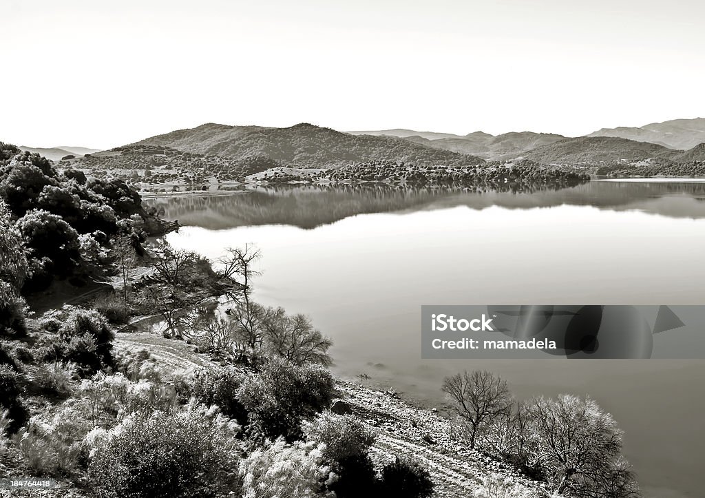 O lago é rodeado por montanhas - Foto de stock de Andaluzia royalty-free