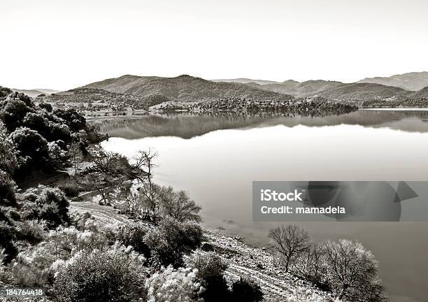 Foto de O Lago É Rodeado Por Montanhas e mais fotos de stock de Andaluzia - Andaluzia, Arbusto, Cordilheira