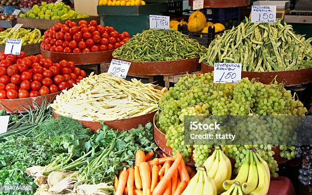 Verdure Biologiche - Fotografie stock e altre immagini di Banana - Frutto tropicale - Banana - Frutto tropicale, Bancarella, Carota