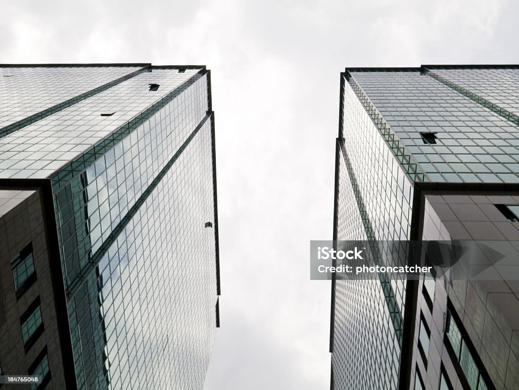 Punto de vista de los edificios de vista ascendente - Foto de stock de Aire libre libre de derechos