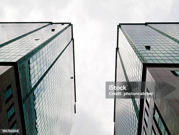 Punto De Vista De Los Edificios De Vista Ascendente Foto de stock y más banco de imágenes de Aire libre