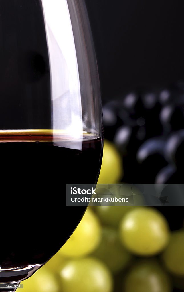 Vinho Tinto em vidro com uvas turva Em Frente de - Royalty-free Agricultura Foto de stock