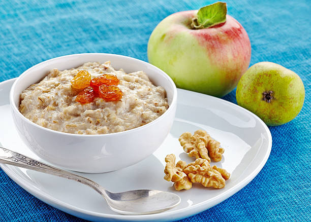 ciotola di avena porridge - oatmeal raisin porridge nut foto e immagini stock