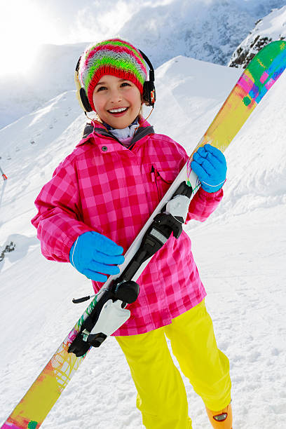 linda garota tem um divertido de esqui - austria european alps winter outdoors - fotografias e filmes do acervo