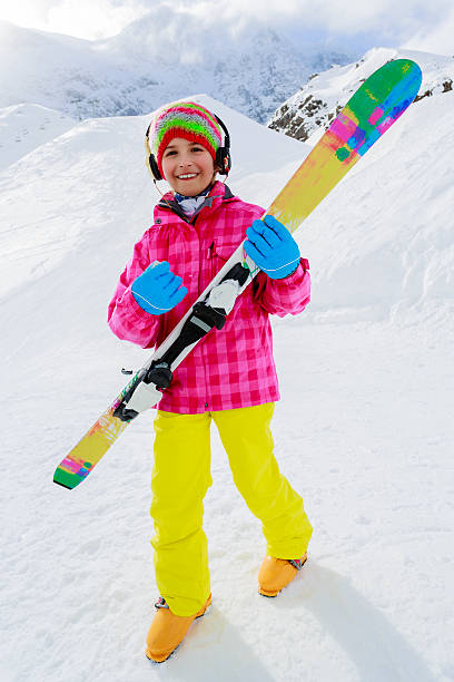 linda garota tem um divertido de esqui - austria european alps winter outdoors - fotografias e filmes do acervo