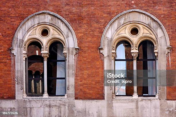 Braun Und Fenster Reflex In Mailand Stockfoto und mehr Bilder von Abschirmen - Abschirmen, Abstrakt, Alt