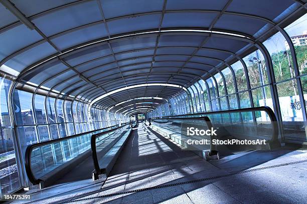 Túnel De Acesso A Uma Estação Ferroviária - Fotografias de stock e mais imagens de Acessibilidade - Acessibilidade, Corredor - Caraterística de Construção, Escada Rolante